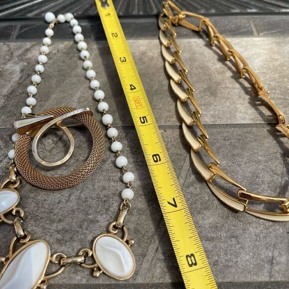 Vintage Monet plus other choker necklaces and a gold tone broach - Picture 8 of 13